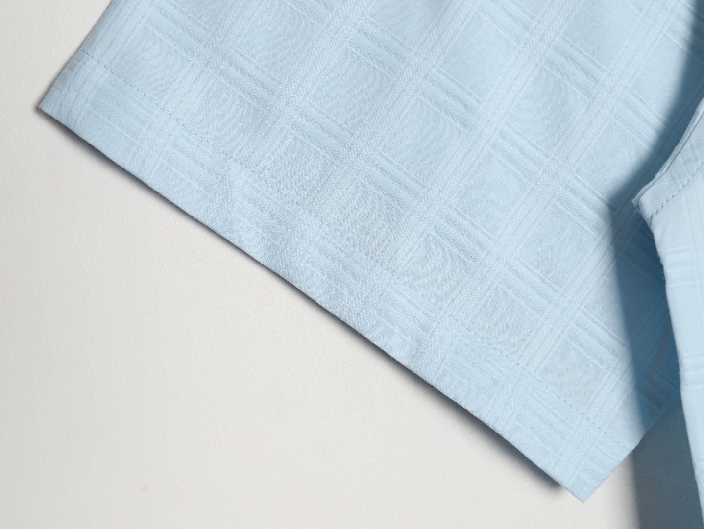 🔝LOEWE羅意威 Anagram 刺繡口袋格子短袖襯衫
定制雲紋高支提花格料，採用進口機刺繡工藝，精度高，線條流暢而細膩，紅外線定位裁床，通過紅外發射器和紅外接收器來實現對材料的精准定位，精度可達到微米級別，面料都經過砂洗，手感質感更佳，不易變形，不易縮水，不易褪色，保持長久的美觀，定制輔料，寬松版型
B Size：36 38 40 42