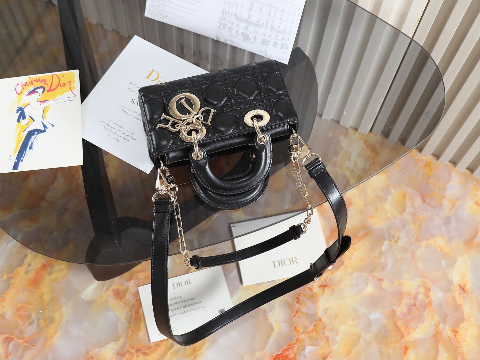 原廠級 黑色 迷你尺寸
𝗗𝗶𝗼𝗿 𝗗-𝗝𝗼𝘆 𝗯𝗮𝗴羊皮2025款新款
時尚果然就是輪回，回歸了一把中古戴妃
長方包形，短鏈條➕細長肩帶直接封神！！
復古時髦感超強，真是什麼場合都可以把住
絕對是lady中的天花板了，強勢出圈啦姐妹們
款號：0636
尺寸：19x10.5x5.5cm
