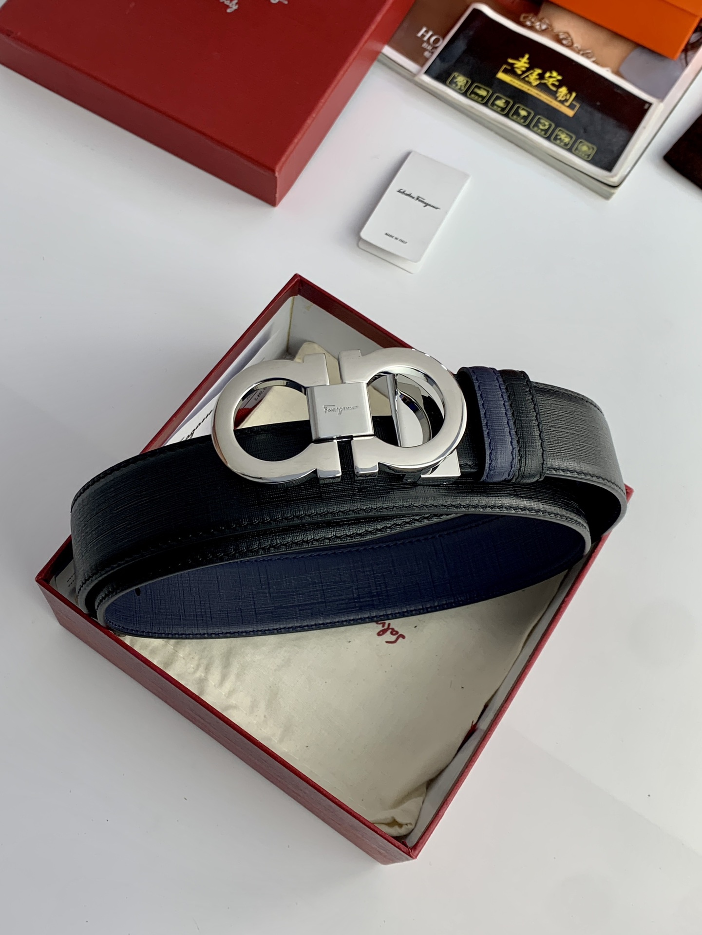 〖F家〗這款皮帶採用雙面小牛皮，搭配純銅八字扣，打造高雅考究的造型。寬3.5cm，長度可調節，達到量身定制般的修身效果。