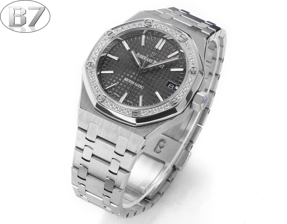 AP愛彼 女款愛彼皇家橡樹 剔除機芯甲板多餘部分，使之變得更加鏤空——成就鋼表巔峰—— 實力演繹 衛冕“鋼”王！【6大精妙之處】1.正品拆解開模，尺寸為37毫米與正品一致！2.完美還原正品表殼的每一處細節，盡顯正品“稜角分明 堅毅果敢”的陽剛氣質。3.鋼帶的做工無可挑剔，比市面上任何鋼帶表做工均要更上一層樓，鋼帶頭粒和表頭銜接的“緩衝帶”的鬆緊程度與正品一模一樣。4.自動陀的與原裝致敬，是市面唯一做到顏色於原裝一致的版本（市面一般版本均偏紅）其上的ap族徽雕刻獨一無二。