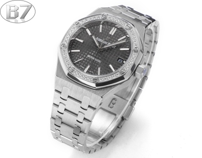 AP愛彼 女款愛彼皇家橡樹 剔除機芯甲板多餘部分，使之變得更加鏤空——成就鋼表巔峰—— 實力演繹 衛冕“鋼”王！【6大精妙之處】1.正品拆解開模，尺寸為37毫米與正品一致！2.完美還原正品表殼的每一處細節，盡顯正品“稜角分明 堅毅果敢”的陽剛氣質。3.鋼帶的做工無可挑剔，比市面上任何鋼帶表做工均要更上一層樓，鋼帶頭粒和表頭銜接的“緩衝帶”的鬆緊程度與正品一模一樣。4.自動陀的與原裝致敬，是市面唯一做到顏色於原裝一致的版本（市面一般版本均偏紅）其上的ap族徽雕刻獨一無二。