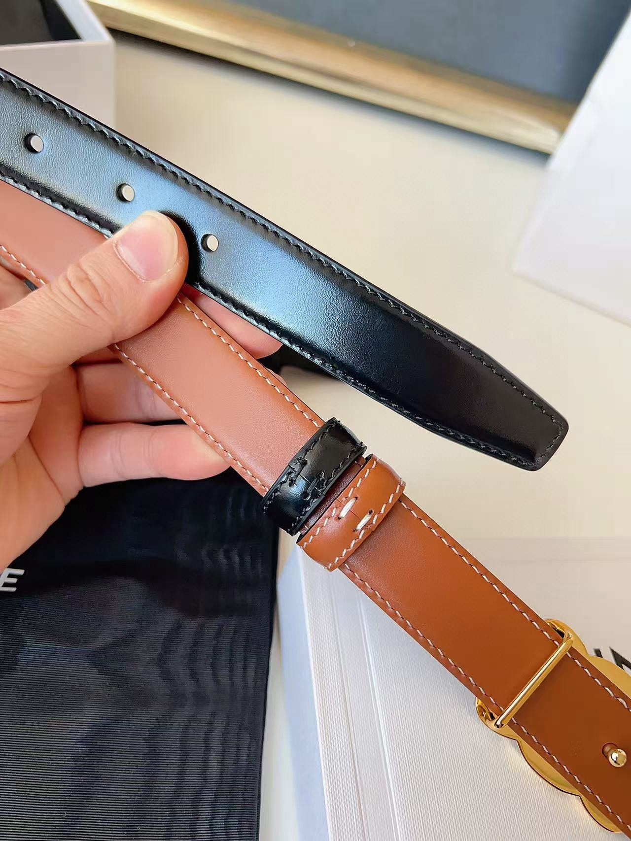 CÉLINE  凱旋門家新款ALIX 中號25毫米雙面腰帶
這款採用牛皮革，滴膠飾面，可拆卸橢圓形搭扣，雙面腰帶，TRIOMPHE雙面飾釘.
寬度：2.5cm