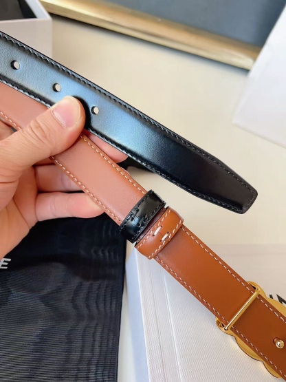 CÉLINE  凱旋門家新款ALIX 中號25毫米雙面腰帶
這款採用牛皮革，滴膠飾面，可拆卸橢圓形搭扣，雙面腰帶，TRIOMPHE雙面飾釘.
寬度：2.5cm