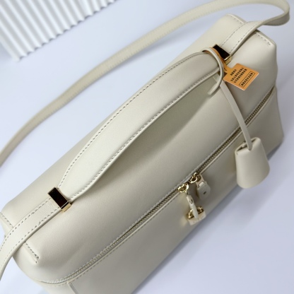 𝓛𝓸𝓻𝓸 𝓟𝓲𝓪𝓷𝓪 諾悠翩雅
𝑬𝒙𝒕𝒓𝒂 𝑩𝒂𝒈 𝑳𝟐𝟕 
寬開口加大容量斜挎包，包型設計更立體更有型，包身採用進口原廠小牛皮，手感柔軟而獨特，包包內部結構多了內袋。雙向加長拉鍊開合，配有My Charms金色金屬掛飾（LP特級純鋼五金配件）
size：27*16*10釐米
配全套專櫃禮盒包裝🎁