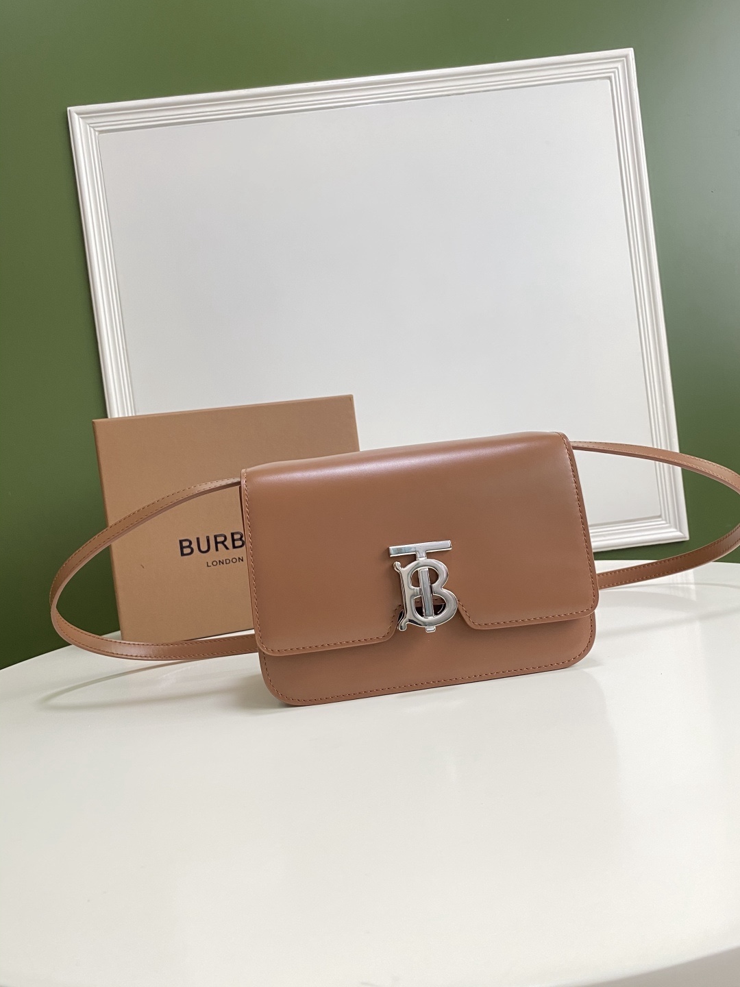 B家火爆🔥TB系列 “KINGDOM 王者之都” 簡潔利落的包身線條，質感和美貌度都超級感人，不經意的高級 ~ 金色標誌配著亮澤牛皮簡直復古至極 
這枚不爛大街 有辨識度 質感好 易搭配寶寶們喜歡嗎？😽
21 x 6 x 16cm🌟3311