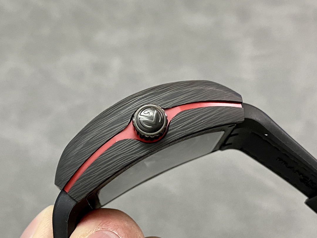 法兰克穆勒 法穆兰Frank Muller 先锋系列 一体陀飞轮 1.重金定制的真陀飞轮机芯。该陀飞轮的成功诞生突破瑞士制表技术封锁。裸眼便能清楚观赏陀飞轮运作的美感！极具视觉观赏性之余，再度挑战制表工艺极限。镂空表桥经精心设计以突出腕表的结构，令人一见倾心。陀飞轮的上表桥部分饰有品牌的缩写字母。2.经过精密加工的“三明治”弧形表壳！经过A级打磨，拉丝。3.镜面由一整块35.6mm×40.6mm桥形蓝宝石玻璃。4.表带由橡胶胶底，上层贴意大利牛皮。佩戴舒适度极好。5.表扣使用和原装一样折叠扣