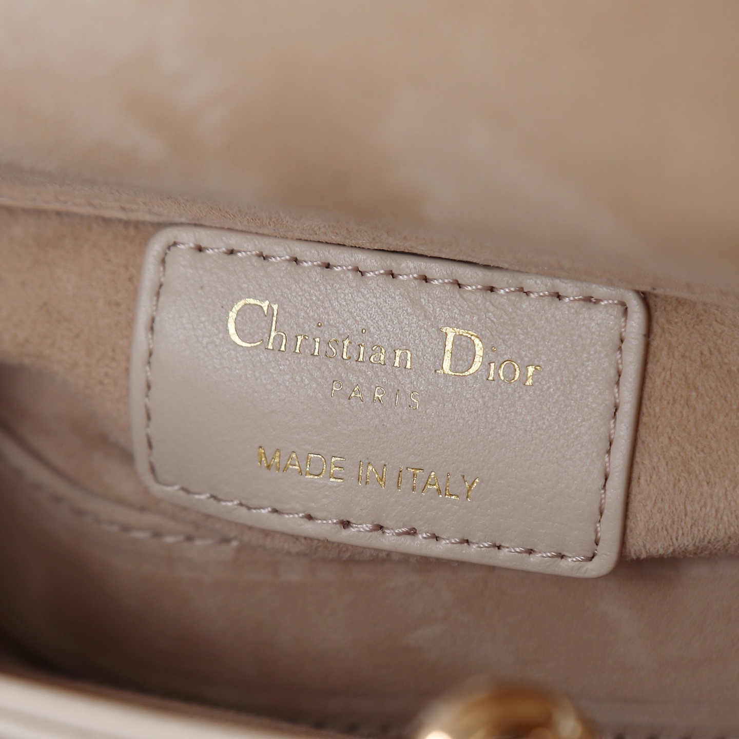 D-joy  原廠級別 

mini尺寸 米色現貨‼️

全新D-joy強勢回歸，最新mini號✔️大爆款的節奏🔥，包包自帶兩條肩帶，多種背法🙋🏻‍♀️，上身又美又颯，經典的菱格設計🥅，搭配柔軟的綿羊皮優雅又時尚🌿

size：16.5-6-10cm
