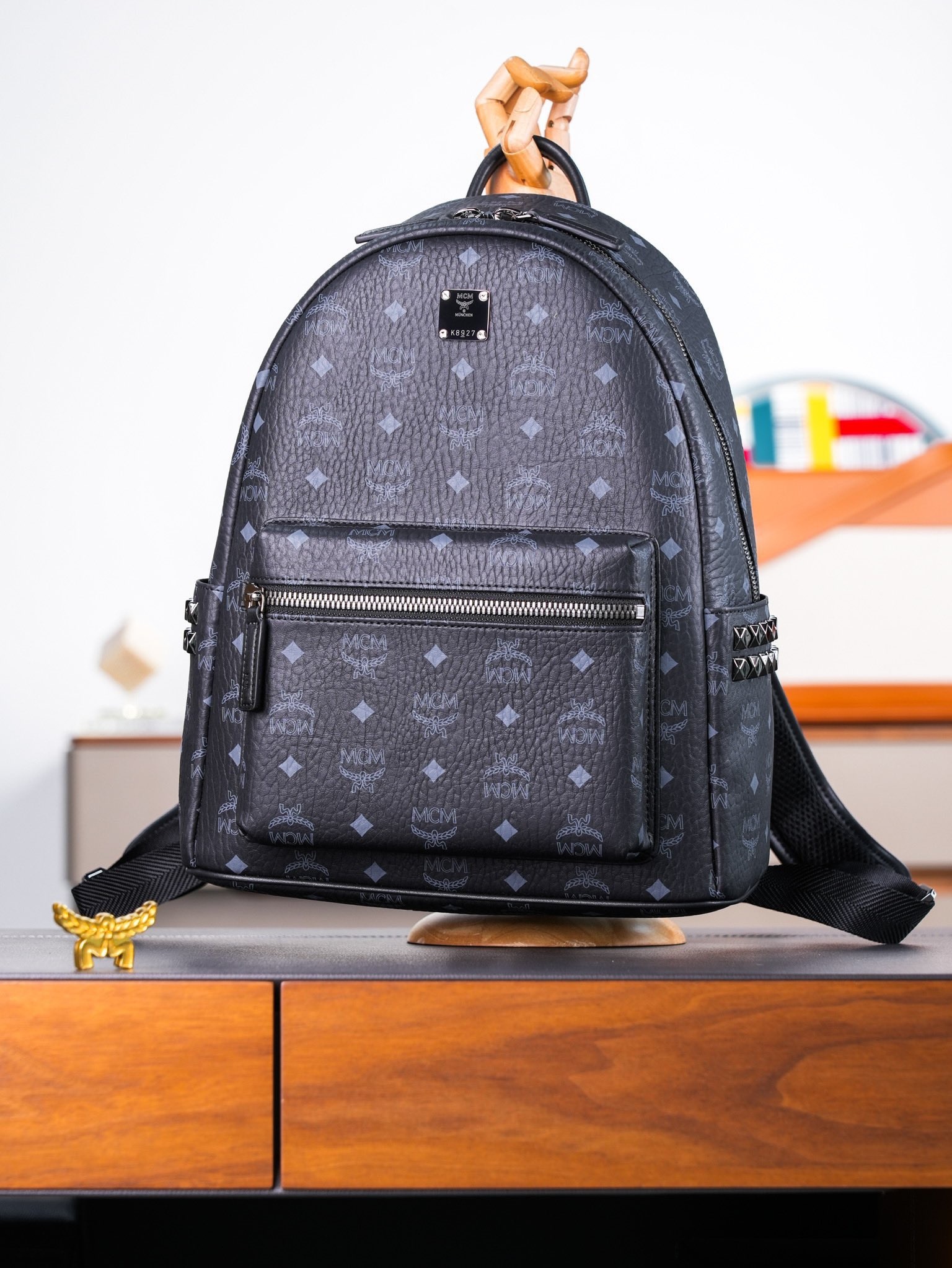 𝙈𝘾𝙈 𝙎𝙩𝙖𝙧𝙠 𝙎𝙞𝙙𝙚 𝙎𝙩𝙪𝙙𝙨，𝘽𝙖𝙘𝙠𝙥𝙖𝙘𝙠 𝙞𝙣 𝙑𝙞𝙨𝙚𝙩𝙤𝙨黑色小中号#铆钉双肩背包🎒黑色
# 男女同款包 # 背包里的黑酷天花板
这款双肩背包结构规整，采用经典Visetos材料制成，并饰以豪华的Nappa皮革饰边，其内部空间充裕，金字塔形的铆钉侧边使其前卫感十足。