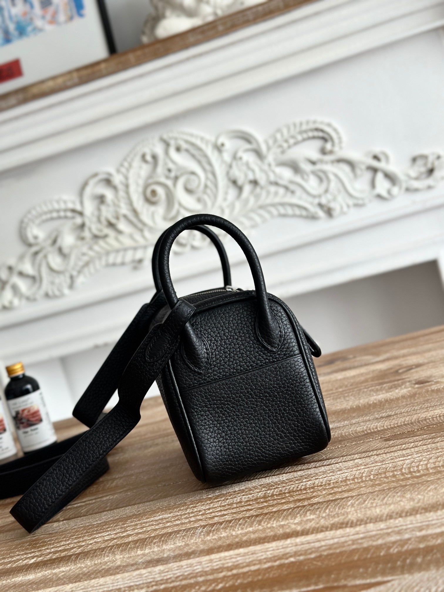 琳迪lindy 19cm	
Tc皮 蜜蠟線半手工縫製
lindy19保留了琳迪包所有細節的完整設計，側口袋、拉鍊等全部都是經典的設計√
這只小可愛暴擊了多少人的少女心