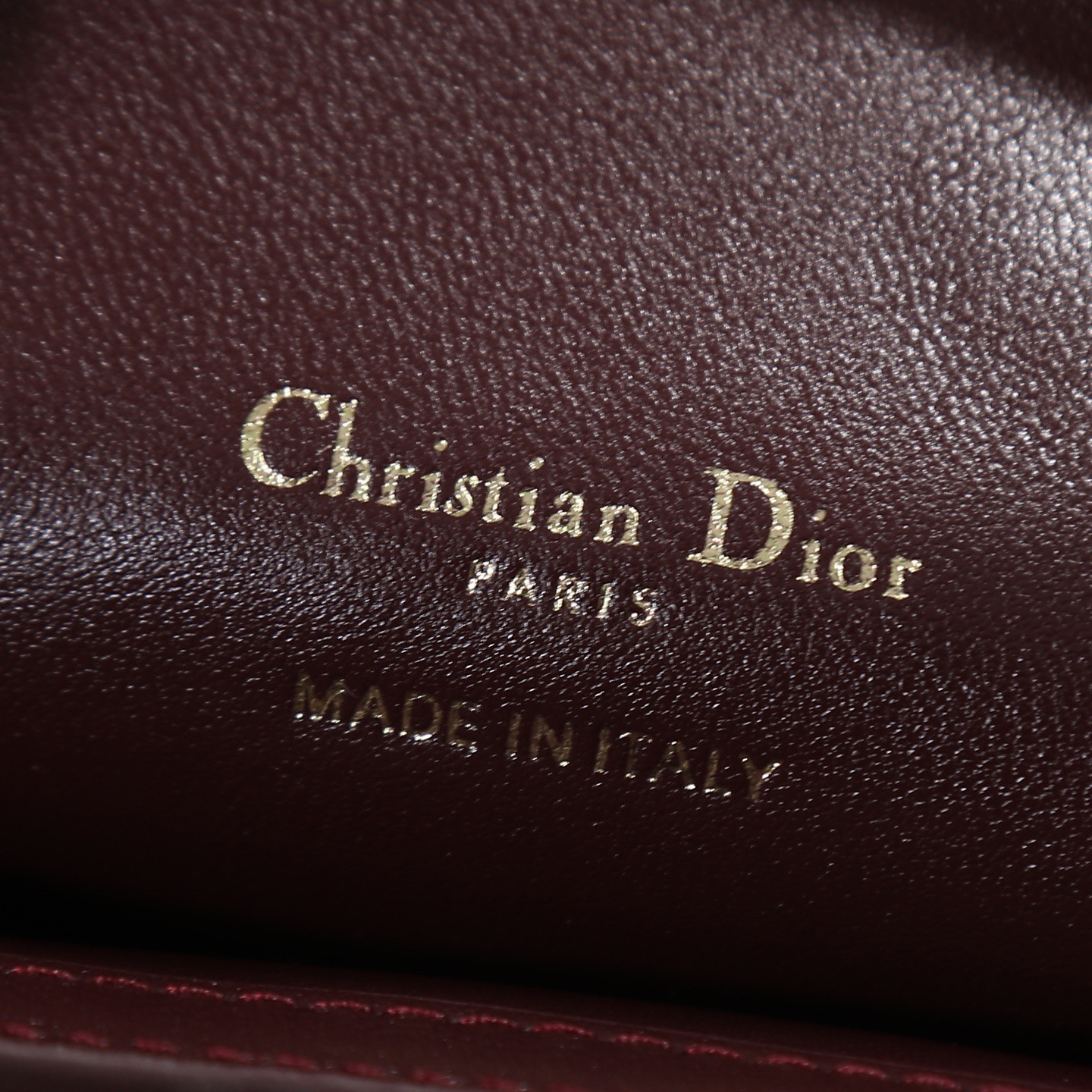 原廠級 酒紅色鏈條手袋
這款 Dior Jolie Top Handle 迷你鏈條手袋是二零二六早春成衣系列新品，呈現出優雅精緻的設計。採用黑色羊皮革精心製作，飾以藤格紋，翻蓋點綴以金色飾面金屬 CD 標誌和白色樹脂珠飾。內設一個隔層，可收納各種日常用品。搭配雙頂部手柄和可調節、可拆卸 CD 鏈條肩帶，肩帶由皮革帶和 CD 鏈環組成，飾以白色樹脂珠飾，可舒適手提、肩背或斜挎，可與日常或晚裝造型搭配。
