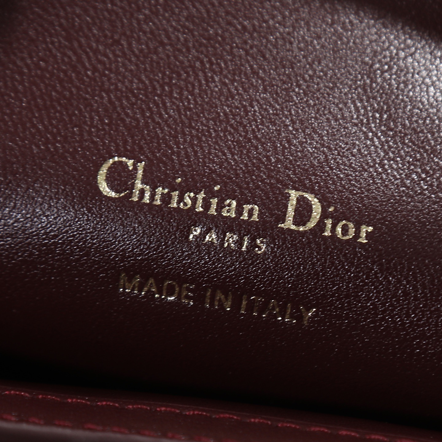 原廠級 酒紅色鏈條手袋
這款 Dior Jolie Top Handle 迷你鏈條手袋是二零二六早春成衣系列新品，呈現出優雅精緻的設計。採用黑色羊皮革精心製作，飾以藤格紋，翻蓋點綴以金色飾面金屬 CD 標誌和白色樹脂珠飾。內設一個隔層，可收納各種日常用品。搭配雙頂部手柄和可調節、可拆卸 CD 鏈條肩帶，肩帶由皮革帶和 CD 鏈環組成，飾以白色樹脂珠飾，可舒適手提、肩背或斜挎，可與日常或晚裝造型搭配。
