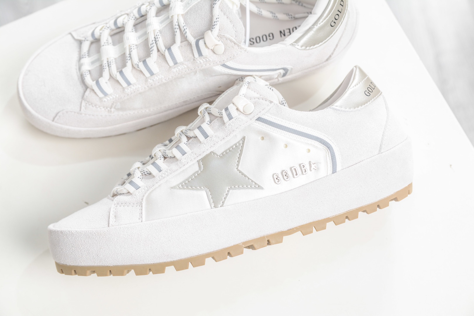 Golden Goose Super-Star 厚底抽繩休閒時尚復古做舊星星板鞋 
Size：35 36 37 38 39 40