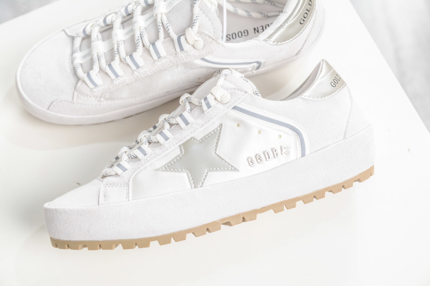 Golden Goose Super-Star 厚底抽繩休閒時尚復古做舊星星板鞋 
Size：35 36 37 38 39 40