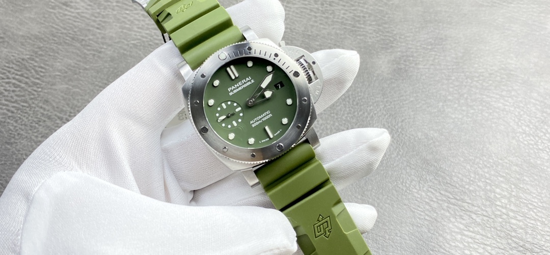 （嚴選）沛納海 PAM1055 42MM 綠海魂—PAM961弟弟。適合亞洲人手腕的腕表，男女可佩戴！沛納海史上第一枚42MM綠盤，還有VS定制與正品一致的綠日曆。出貨實拍