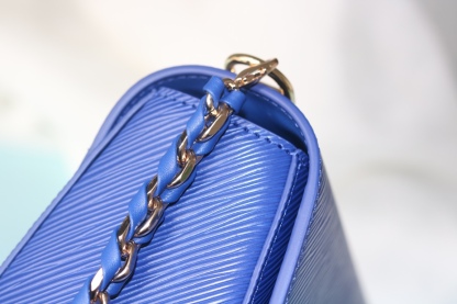 [玫瑰] 原版品質[玫瑰]歡迎貨比三家[玫瑰]款號：50396/23271/23267/23377[玫瑰][玫瑰][玫瑰]本款 Twist 中號手袋取材Epi粒面皮革。標誌性鎖扣點綴同色琺瑯，呈現絎縫效果，致意品牌硬箱內部圖案，並彰顯路易威登匠心工藝。可由日入夜背攜，釋放潮流格調。[玫瑰]
23x 17x9.5釐米(長度x高x寬) Epi 粒面皮革
Epi粒面皮革飾邊牛皮革內襯金屬件
LV Twist 扭鎖
內貼袋，配有可拆卸鏡子後側內貼袋
大號前內袋配有拉鍊袋肩帶:可拆卸，可調節包帶半長:49.0釐