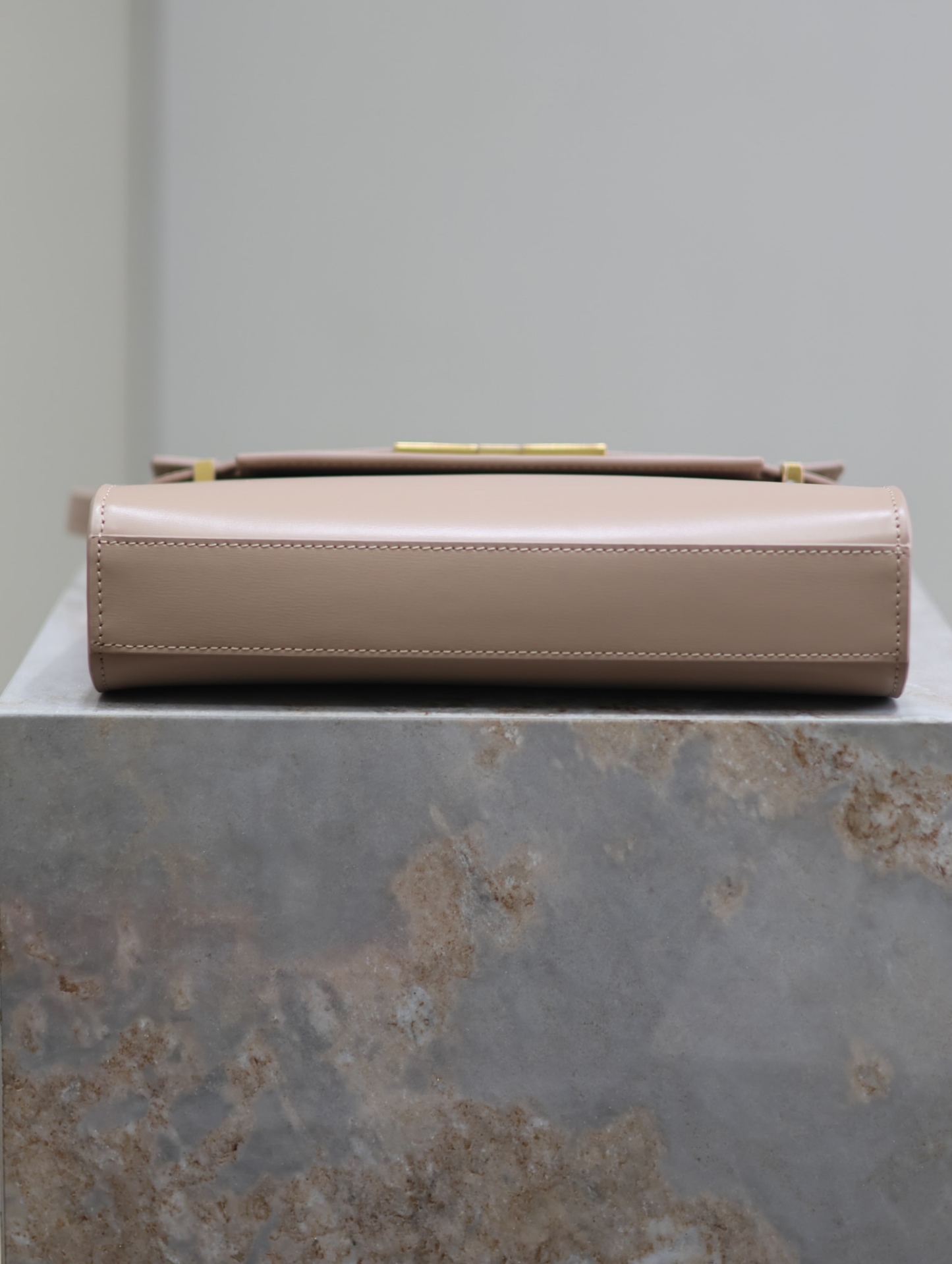 Manhattan_24cm
專櫃同步新款Manhattan法棍包小號24cm全新到貨！最新包型翻蓋曼哈頓法棍包，一改以往經典的logo，取而代之低調簡約的設計風格，它有點像H家的凱莉，很有復古的味道！商務➕休閒兩者結合，總結起來就是百搭！可以手拿，可以單肩或斜挎，一包多用，滿足了商務型女士，又滿足了小女生的休閒！精心挑選的原廠皮、完美的走線、精緻的五金讓整個包包都散髮出高級的味道！
型號：675626
尺寸：24x17.5x6cm