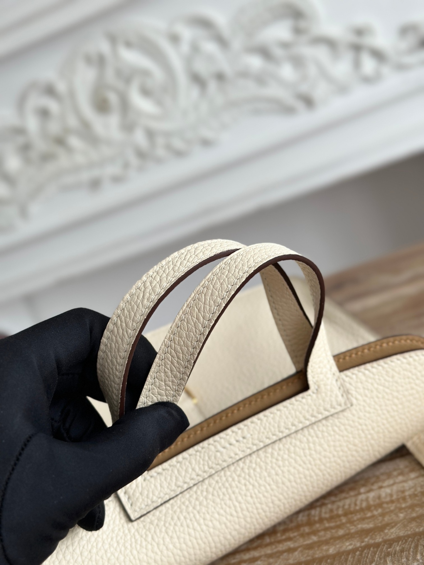 馬蹄包  半手工蠟線	Halzan	
 能滿足各種背法的!!
①手拎包②斜挎包③單肩包④手拿包
togo皮、五金細緻到油邊 無處不精緻√ 
尺寸：25cm