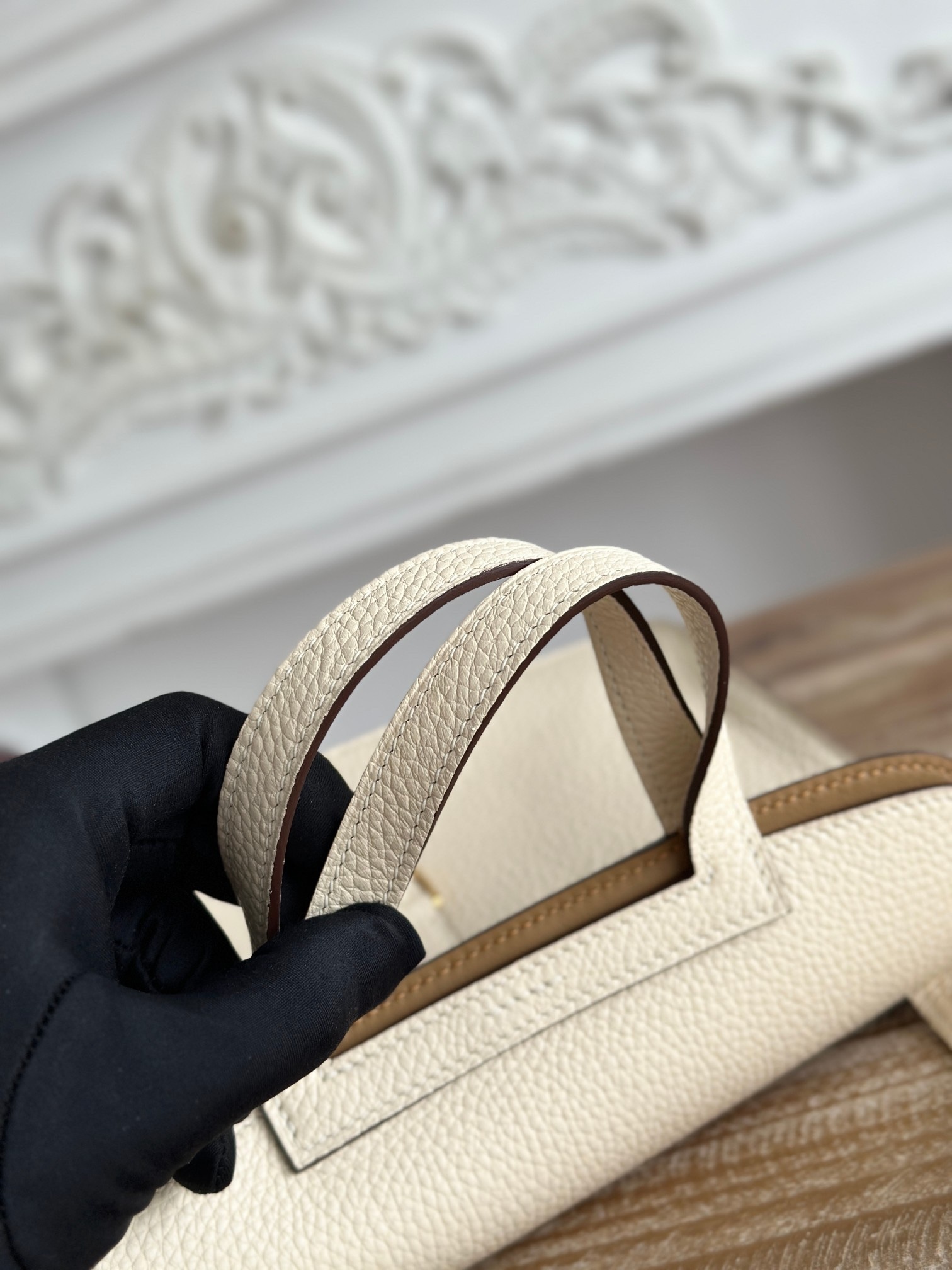 馬蹄包  半手工蠟線	Halzan	
 能滿足各種背法的!!
①手拎包②斜挎包③單肩包④手拿包
togo皮、五金細緻到油邊 無處不精緻√ 
尺寸：25cm