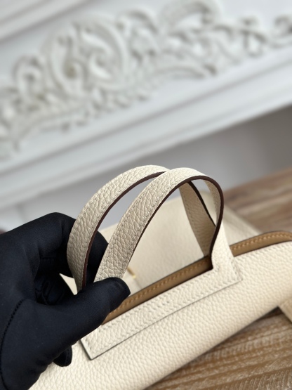 馬蹄包  半手工蠟線	Halzan	
 能滿足各種背法的!!
①手拎包②斜挎包③單肩包④手拿包
togo皮、五金細緻到油邊 無處不精緻√ 
尺寸：25cm