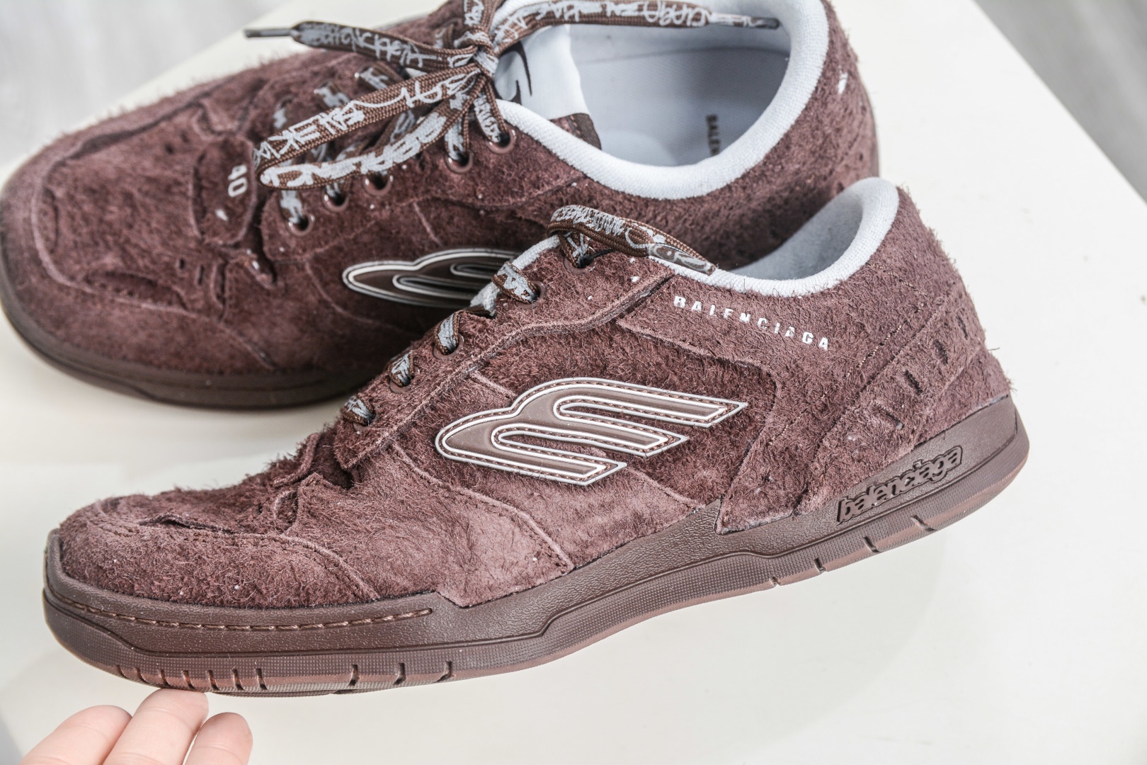 Balenciaga Hamptons Worn-Out Dark Brown 棕色巴黎世家十八18代 滌綸（聚酯纖維）牛皮革 圓頭系帶 低幫 生活休閒鞋板鞋 
貨號：814765 WHPSU 2290
尺碼：35 36 37 38 39 40 41 42 43 44 45 46