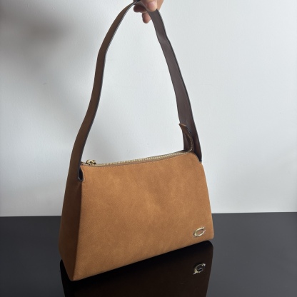 
新款hobo腋下包：CCC45荔枝紋黑色 灰色 酒紅
          CCC48鹿皮棕色 CCC48鹿皮墨綠
作為腋下包超級鬆弛下垂的風格，秋冬單品 容量超大還帶了一個磁扣的暗袋，出行遊玩或通勤都特別實用的一款。

尺寸：10*18*29。