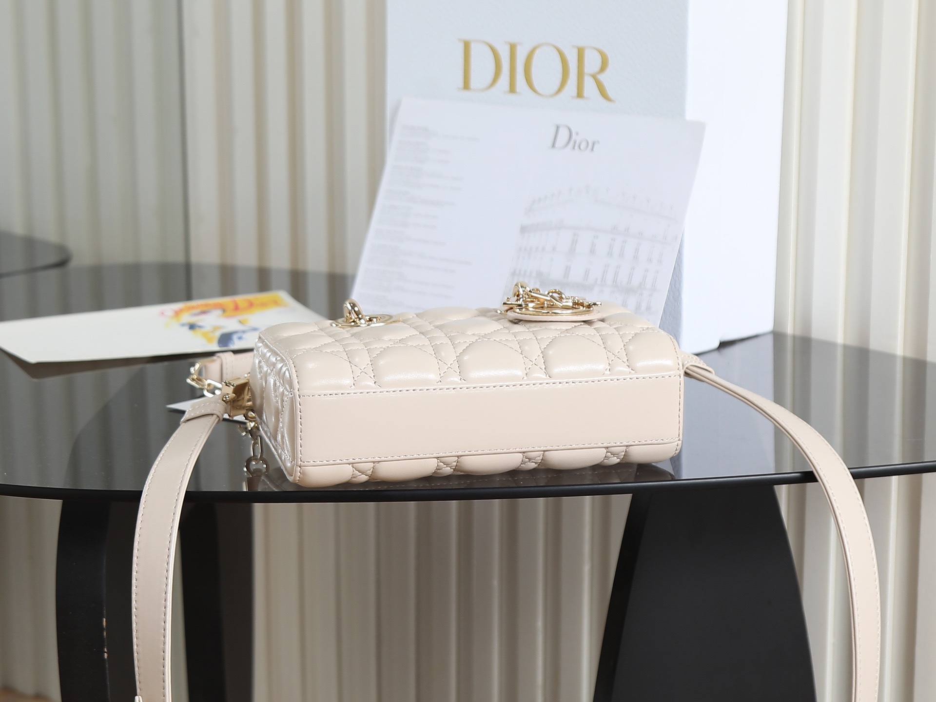 原廠級 米杏色 迷你尺寸
𝗗𝗶𝗼𝗿 𝗗-𝗝𝗼𝘆 𝗯𝗮𝗴羊皮2025款新款
時尚果然就是輪回，回歸了一把中古戴妃
長方包形，短鏈條➕細長肩帶直接封神！！
復古時髦感超強，真是什麼場合都可以把住
絕對是lady中的天花板了，強勢出圈啦姐妹們
款號：0636
尺寸：19x10.5x5.5cm
