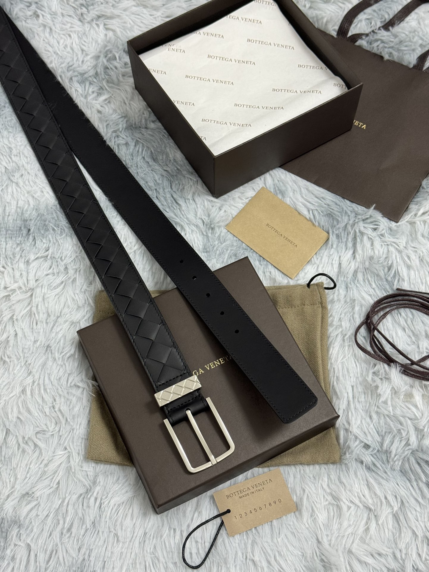 BOTTEGA VENETA   3.5cm   
手工編織牛皮經典之作
每個細節都體現出至高的品味和格調
整體造型增添優雅韻味  
低調奢華的典範
優雅迷人氣息
精緻的手工藝製作。