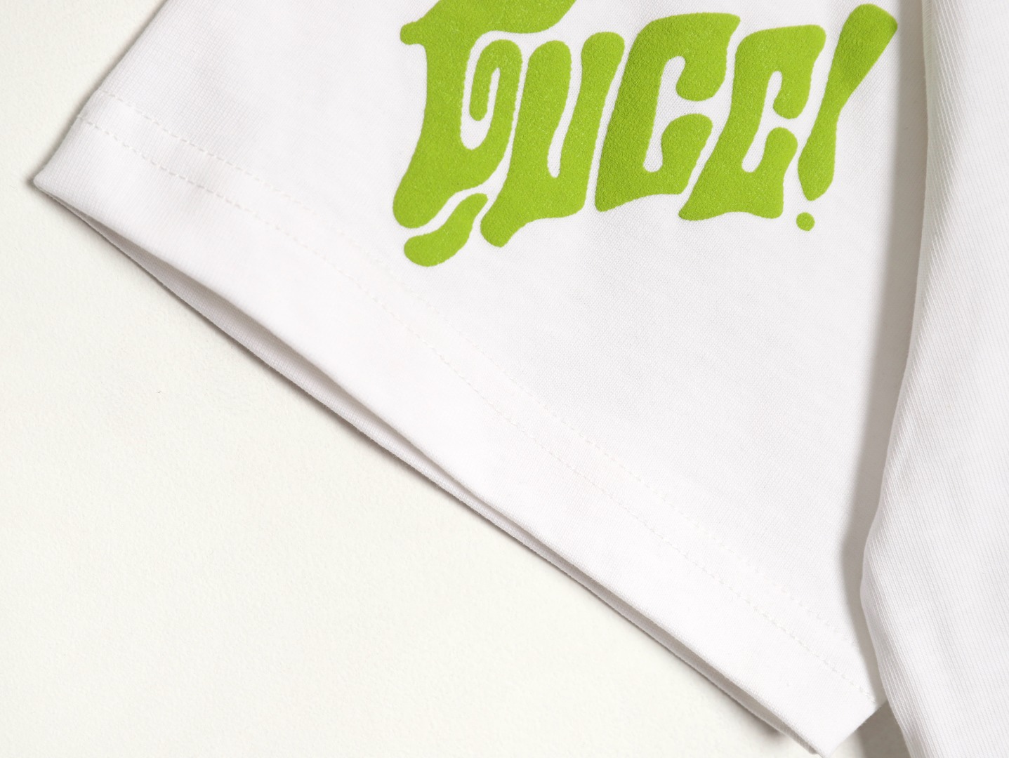 Gucci/古馳 25ss 綠色發泡印花短袖
GUCCI新款T恤採用重磅白色針織棉製成，通體檸檬綠Gucci刺繡倍添清新氣息。
A Size:S-XL