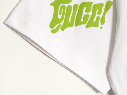 Gucci/古馳 25ss 綠色發泡印花短袖
GUCCI新款T恤採用重磅白色針織棉製成，通體檸檬綠Gucci刺繡倍添清新氣息。
A Size:S-XL