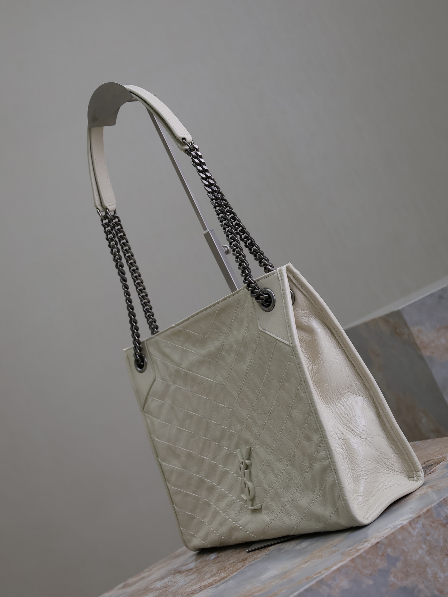 奶白·
Niki shopping bag_
意大利進口抓皺油蠟牛皮，五金是全牛皮包裹，工藝十分精湛！包袋中間有磁吸扣，保障了包包使用的安全性；內里有一拉鍊隔層及敞口插槽設計可放手機及零錢卡片，方便拿取，不會出現因為是大包而出現找不到東西的情況；包包自重非常輕，容量又足夠大，公文包、旅行包、購物袋、媽媽包隨意切換，實用性爆表！
型號：577999
尺寸：33x27x11.5cm