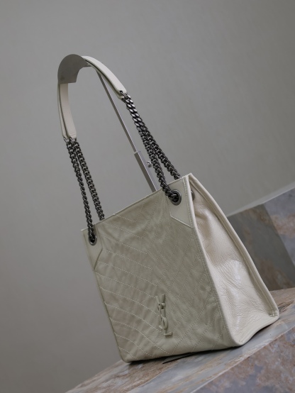 奶白·
Niki shopping bag_
意大利進口抓皺油蠟牛皮，五金是全牛皮包裹，工藝十分精湛！包袋中間有磁吸扣，保障了包包使用的安全性；內里有一拉鍊隔層及敞口插槽設計可放手機及零錢卡片，方便拿取，不會出現因為是大包而出現找不到東西的情況；包包自重非常輕，容量又足夠大，公文包、旅行包、購物袋、媽媽包隨意切換，實用性爆表！
型號：577999
尺寸：33x27x11.5cm