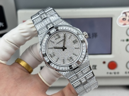 Factory 獨家力作👍
蕭邦AlpineEagle雪山傲翼系列
🌈彩T鑽🌟變色龍🦎滿天星✨限量款及隱藏款首推
如炬目光，比擬暗夜星芒⛰️於山川湖海間🌊洞見紳士願景與磅礡未來👔
尺寸：原裝一致41mmX9.7mm
機芯：9015改Chopard 01.01-c
錶鏈：獨家原版開模金磚型鏈節一體式錶鏈
岩石紋錶盤，鍍銠羅馬數字，時針及分針時標均覆以Super-LumiNova® X1級螢光塗層
致獻當代“雄鷹”，志存高遠之人在日常生活中超邁群倫，其視野啓迪人心、昇華情志。憑借遠見和決心，