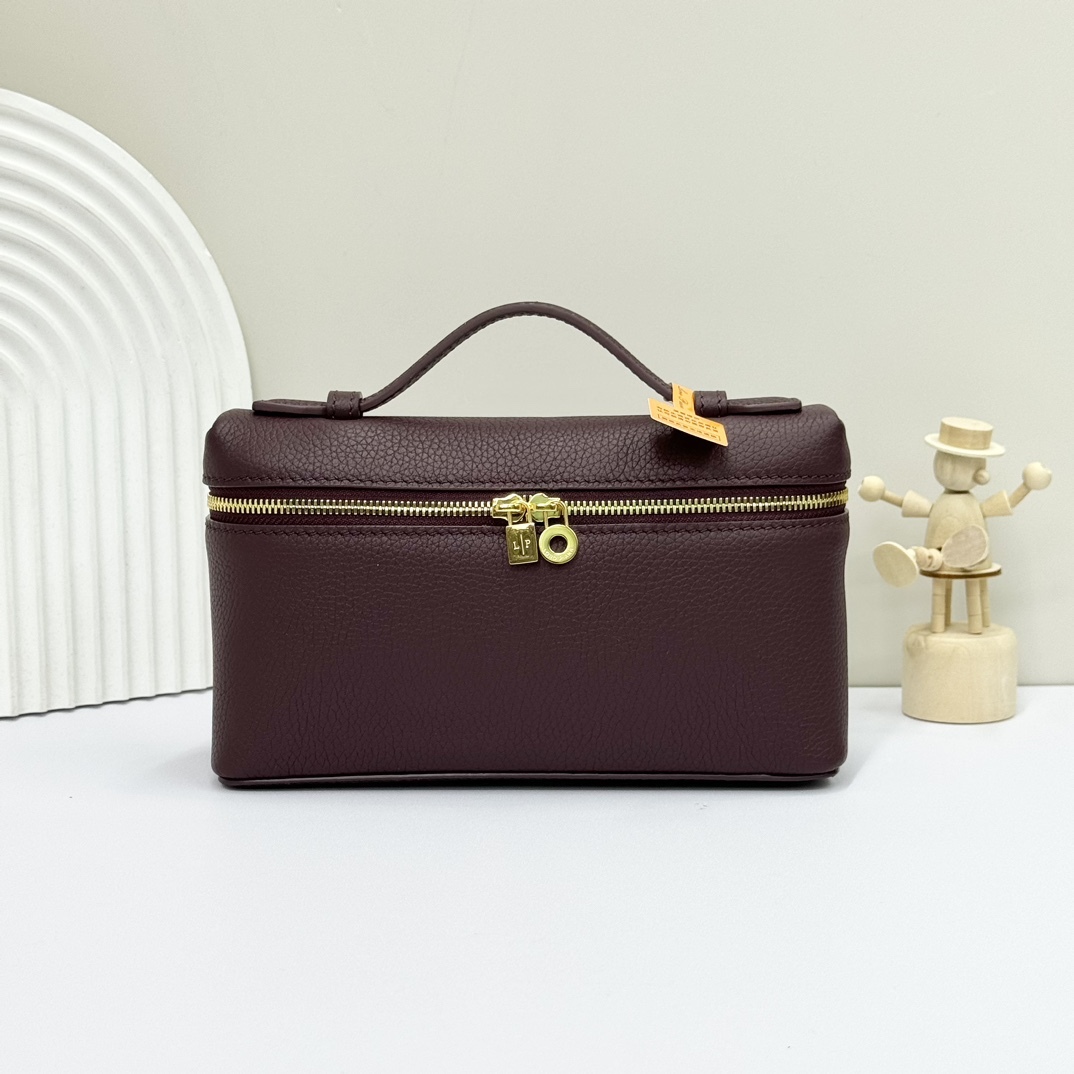 𝓸𝓻𝓸 𝓟𝓲𝓪𝓷𝓪諾悠翩雅
𝑬𝒙𝒕𝒓𝒂 𝑷𝒐𝒄𝒌𝒆𝒕 𝑳𝟏𝟗 
這是一款大開口結構的功能性設計的手拿包，經典風格和簡約設計的組合體。包身採用進口原廠小牛皮材質，輕微的錘紋呈現優雅的紋理，內里採用進口原廠小羊皮。皮革手柄和可拆卸肩帶，可打造出不同背法實用百搭。雙向拉鍊開合，搭配My Charms銀色金屬掛飾。（LP特級全鋼配件五金）
size：11×19×6.5cm
貨號：FAN4046
配套全套專櫃禮盒包裝🎁