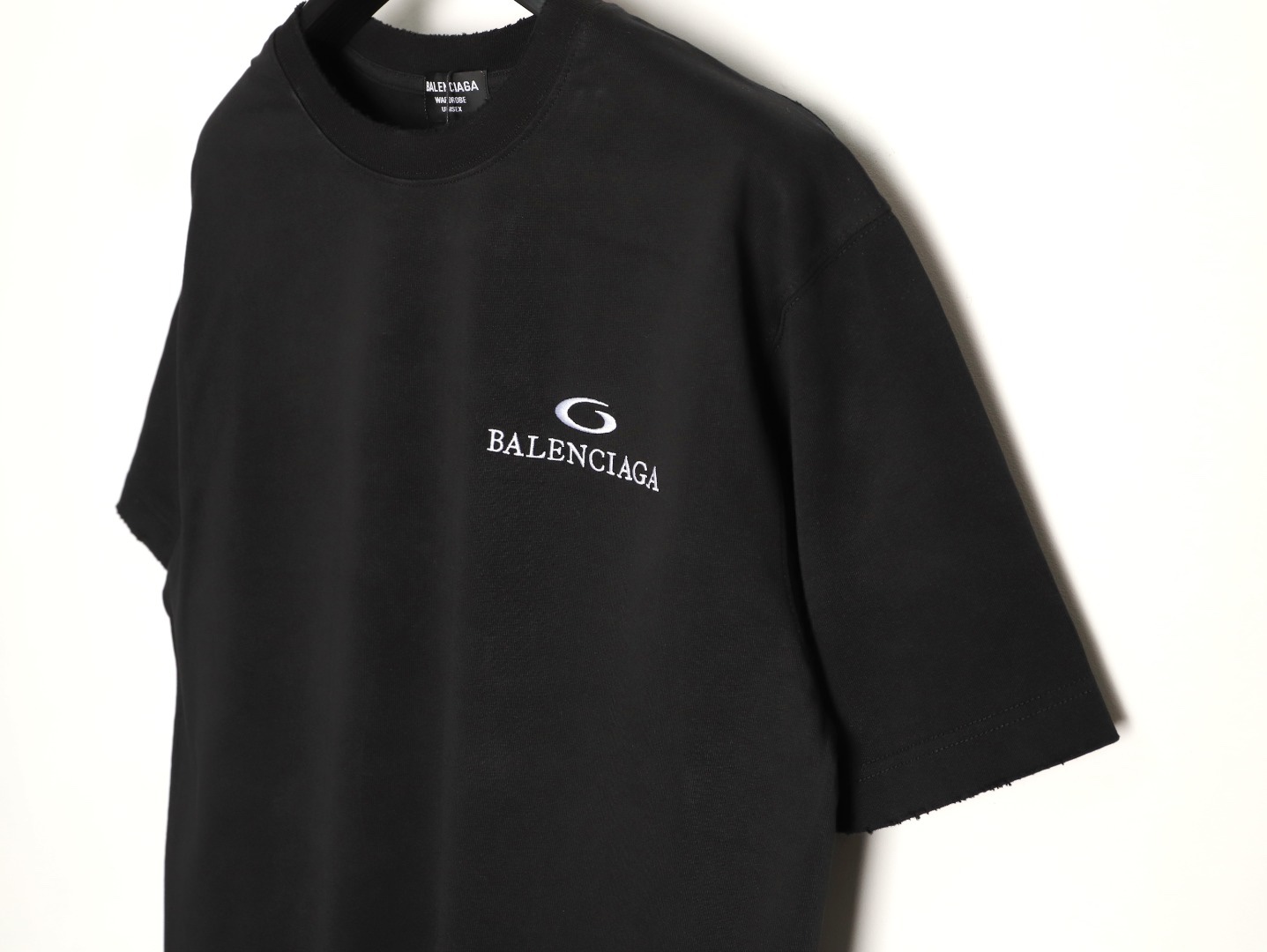 Balenciaga/巴黎世家 26ss 後背麥穗刺繡短袖
No.1的質量 真正天花板品質，正確320g定織定染雙紗面料 柔軟舒適，成衣洗水 定染螺紋 無色差 不變形 手工磨爛超重工藝。螺紋領口均為某巴某黎原領口 高包裹度 領口寬度和櫃櫃精確到毫米 厚領口不易變形，注意做工 領口處針腳 無折疊 順暢自然沒重疊線 真正還原 這是多少人都做不到的 ，區別市場通貨!
M1 Size: S-XL