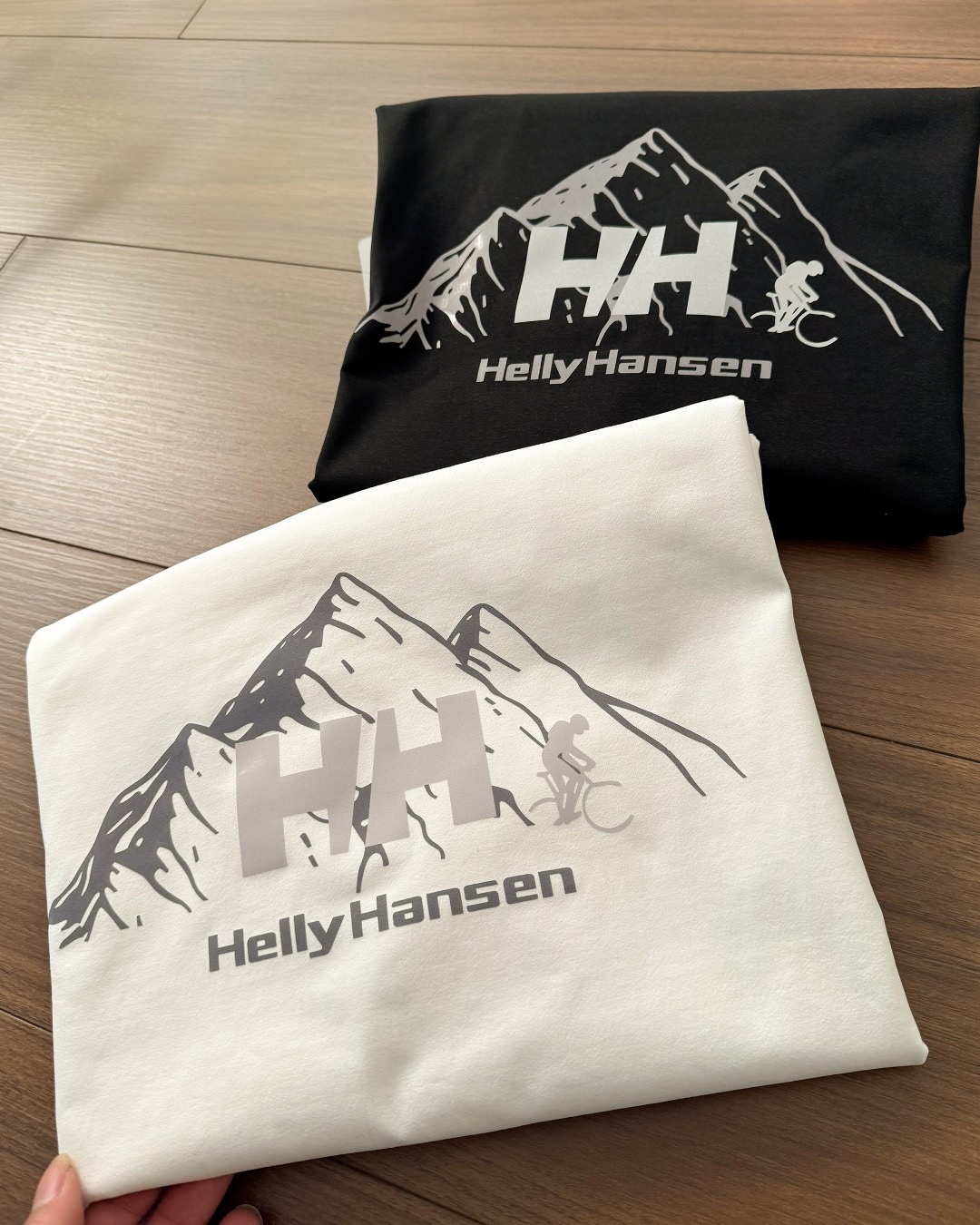 春季新款HH海麗漢森戶外必備休閒長袖T恤！
高品質面料製成的圓領長袖 ，面料整體輕量 質感 棉感速乾型面料  讓衣服更有立體感 活動時背部肩部超自在 沒有緊繃感 高舒適度 讓運動更加自如！運動版型 適合單穿或者內搭穿著！單穿簡約乾淨，疊穿非常有時尚感！四面高彈！無拘無束

顏色：黑色 白色。尺碼：m~3xl

尺碼 衣長 胸圍 袖長 建議身高 建議體重	
M 67 102 60 165-170CM 115-130斤	
L 69 106 62 170-175CM 130-145斤	
XL 71