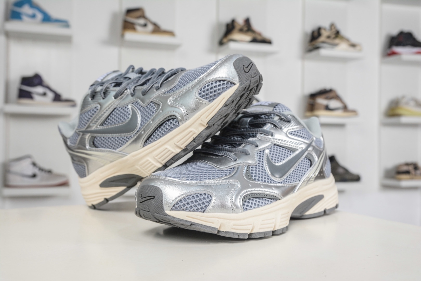 NK Air Zoom Vomero 20 經典復古潮流運動跑鞋 
貨號：HF9149 109
SIZE：36 36.5 37.5 38 38.5 39 40 40.5 41 42 42.5 43 44 45