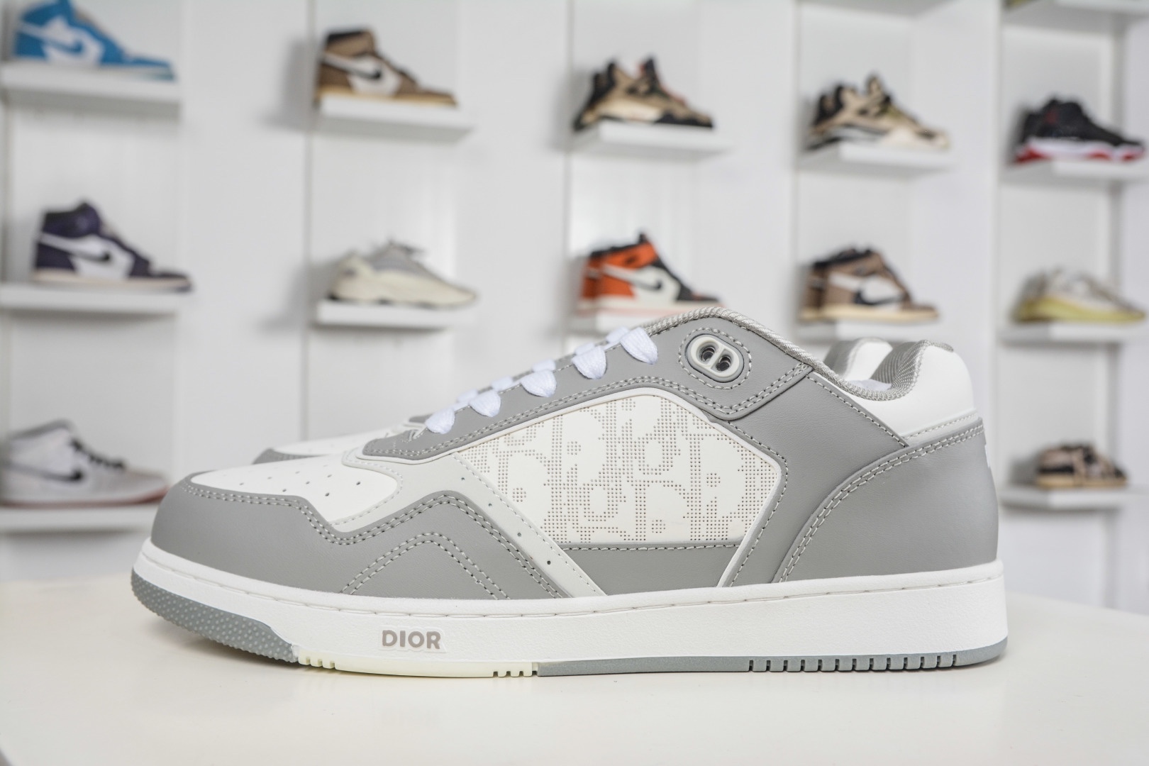 迪奧/Dior B27 Oblique Galaxy Low Top Sneakers B27系列低幫復古真皮百搭運動休閒板鞋 
貨號：3SN272ZIR16536
尺碼：38 39 40 41 42 43 44 45 46