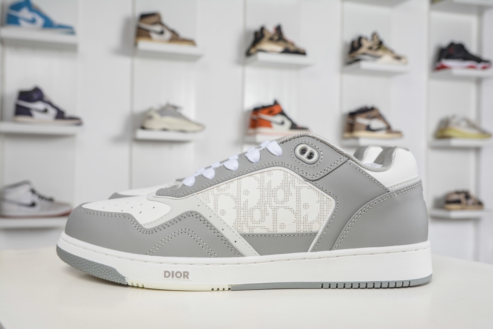 迪奧/Dior B27 Oblique Galaxy Low Top Sneakers B27系列低幫復古真皮百搭運動休閒板鞋 
貨號：3SN272ZIR16536
尺碼：38 39 40 41 42 43 44 45 46