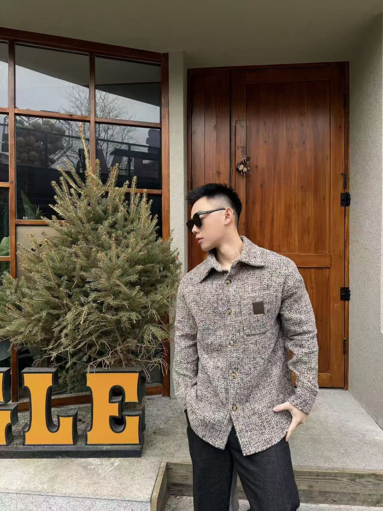 🔝LOEWE羅意威 皮章口袋羊毛混紡外套
採用精心配比的混紡面料，羊毛提供天然保暖與挺括廓形，馬海毛賦予面料細膩蓬松的絨毛感，少量錦綸的餵入則增強耐磨性與抗皺性，三者融合打造中克重的理想厚度，兼顧溫度與輕盈。通過“雙面磨毛”工藝處理，面料表面呈現豐盈的短絨毛肌理，觸感如羊絨般柔軟親膚，同時保留羊毛混紡的筋骨感。微型格紋圖案以沙米色為基底，交織灰、棕、藍三色紗線，通過色織工藝織就，微型格紋尺寸統一，細膩而不張揚，呈現低調的復古韻味。
面料經過3道磨毛工序，確保絨毛長度均勻（约0.3mm）