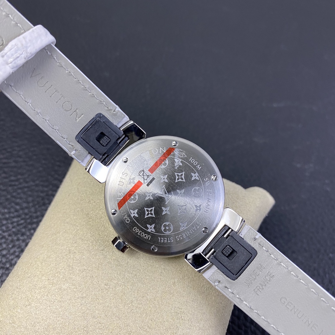 LV工廠超神之作，LV——TAMBOUR SLIM全系列陸續空降市場！致敬原廠 完成使命！【三大超級亮點】腕表尺寸34mm1.錶盤的填油細膩，印刷立體，刻度鑲嵌工整，個個精品無瑕。2.藍寶水晶通透感極佳，與殼體銜接完美。3.表殼打磨呈現瑞士一線品牌高級質感。【兩大必買理由】1.錶帶採用ECCO Leather皮料供應商——手工縫製！還原正品按鍵式快拆設計，方便快捷。2.2020年最具性價比腕表——採用瑞士石英機芯，做工翻倍無返修，不但是送禮佳品，更是自留神器！