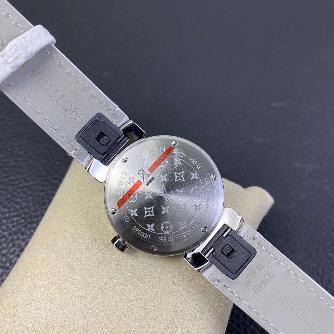 LV工廠超神之作，LV——TAMBOUR SLIM全系列陸續空降市場！致敬原廠 完成使命！【三大超級亮點】腕表尺寸34mm1.錶盤的填油細膩，印刷立體，刻度鑲嵌工整，個個精品無瑕。2.藍寶水晶通透感極佳，與殼體銜接完美。3.表殼打磨呈現瑞士一線品牌高級質感。【兩大必買理由】1.錶帶採用ECCO Leather皮料供應商——手工縫製！還原正品按鍵式快拆設計，方便快捷。2.2020年最具性價比腕表——採用瑞士石英機芯，做工翻倍無返修，不但是送禮佳品，更是自留神器！