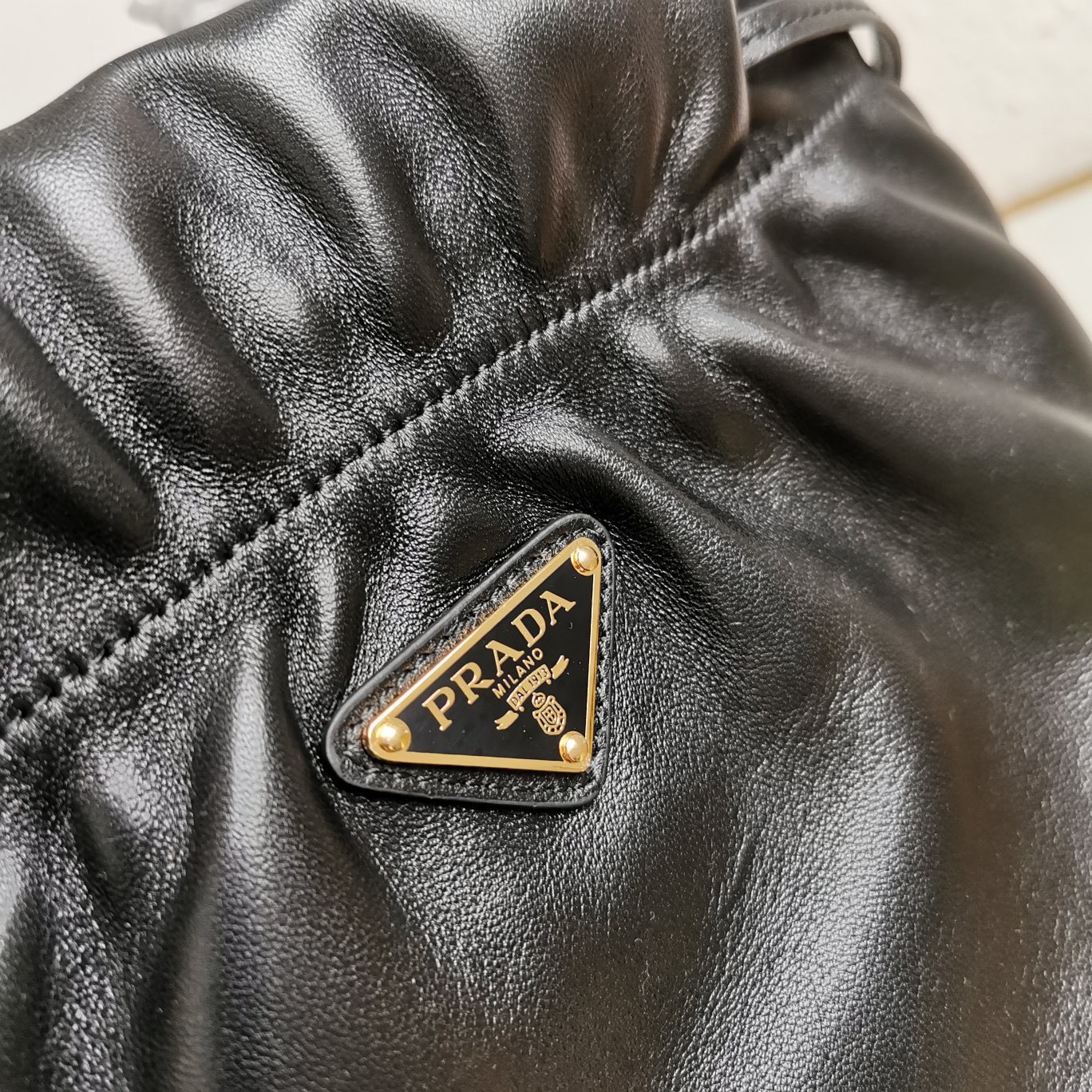 【 原單】P家🌹🎉新款福袋包🎉1BG541小羊皮🎉🎉這款福袋包採用進口小羊皮，袋口為抽繩加兩邊流梳設計，顯得整個包格外時尚又輕便又休閒，袋口為磁扣開合，內配有拉鍊和口袋，上身效果非常漂亮，女士們，趕緊入手吧，又是一款永久了過時爆款🎉🎉尺寸：長24x高25x底11cm🎉