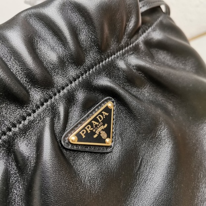 【 原單】P家🌹🎉新款福袋包🎉1BG541小羊皮🎉🎉這款福袋包採用進口小羊皮，袋口為抽繩加兩邊流梳設計，顯得整個包格外時尚又輕便又休閒，袋口為磁扣開合，內配有拉鍊和口袋，上身效果非常漂亮，女士們，趕緊入手吧，又是一款永久了過時爆款🎉🎉尺寸：長24x高25x底11cm🎉