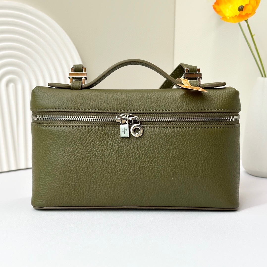 𝓛𝓸𝓻𝓸 𝓟𝓲𝓪𝓷𝓪諾悠翩雅
𝑬𝒙𝒕𝒓𝒂 𝑷𝒐𝒄𝒌𝒆𝒕 𝑳𝟏𝟗 
這是一款大開口結構的功能性設計的手拿包，經典風格和簡約設計的組合體。包身採用進口原廠小牛皮材質，輕微的錘紋呈現優雅的紋理，內里採用進口原廠小羊皮。皮革手柄和可拆卸肩帶，可打造出不同背法實用百搭。雙向拉鍊開合，搭配My Charms銀色金屬掛飾。（LP特級全鋼配件五金）
size：11×19×6.5cm
貨號：FAN4046
配套全套專櫃禮盒包裝🎁