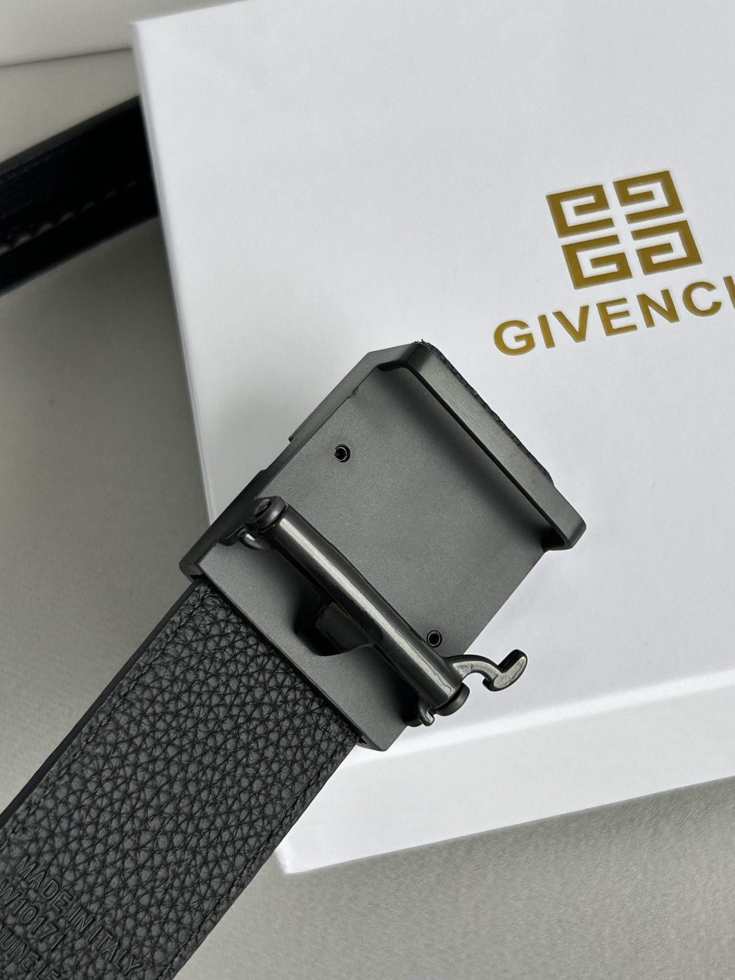 【紀梵希】新款男士 頭層小牛皮黑色壓花腰帶，內襯荔枝紋底，寬38毫米.搭配不鏽鋼經典4G自動扣.商務服裝造型的完美搭配。永恆經典！