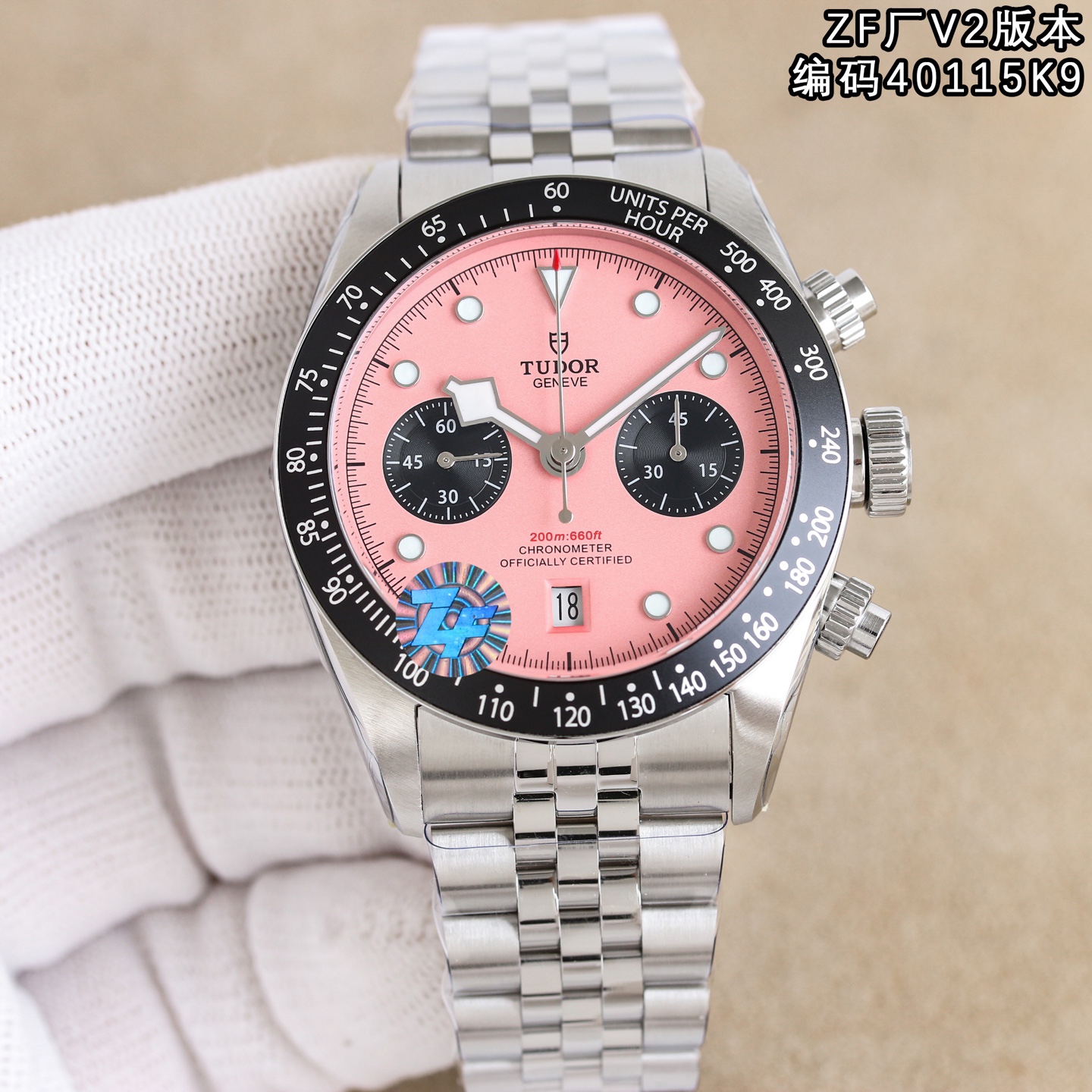 ZF新品—V2版本，帝舵全新碧灣計時型(Tudor ，腕表⌚️編碼40115K9，BlackBayChrono)腕表—經典元素與現代創新的精妙平衡,是真正意義上的“帝舵畢業款”。
🔥亮點🔥ZF是市場唯一一家日曆對版的廠家，日曆窗尺寸，日曆數字的字體和大小均與正品一致。
【表殼】ZF正品1:1開模41MM直徑採用316L精鋼表殼，表面拉絲和拋光工藝交交替處理，抗划痕性強，質感十足。配備起高工藝的黑色陽極氧化鋁測速計字外圈，旋入式表冠和密閉式底蓋，賦予腕表200米防水。
【錶盤】獨具匠心的錶盤設計