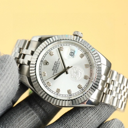 爆款再次研究升級最新款上市👍，勞力士日誌系列！賀歲珍藏版採用獨特的設計風格 ，字面設計招財麒麟貔貅🔥高檔奢侈， 男士腕表新品推薦🔥歡迎品鑒 
機芯：搭配全新進口8215（零返修）
尺寸：41mm
鏡面：藍寶石玻璃永不刮花
材質：316L精鋼表殼
動力：儲存48小時
防水深度：100米