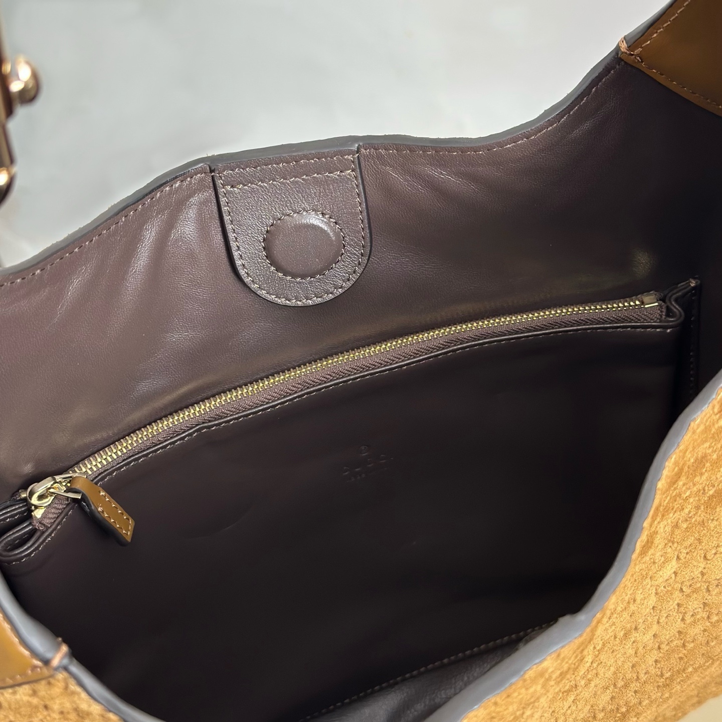 專櫃品質， 原單貨，實物實拍！款號834981棕絨壓字，尺寸：寬42x高36x側寬2cm