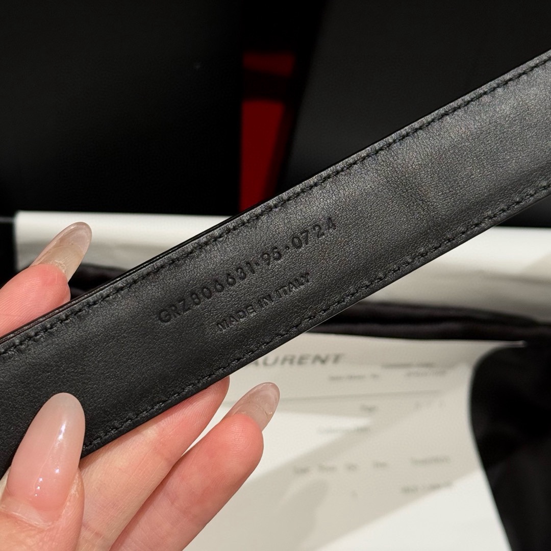 YSL頂級版復刻新寵腰帶
經典百搭款 搭配牛仔褲或者裙子都很好看 長短可調節 25mm寬 雙面進口小牛皮 精緻的真空鍍鈀搭扣飾有琺瑯字體效果