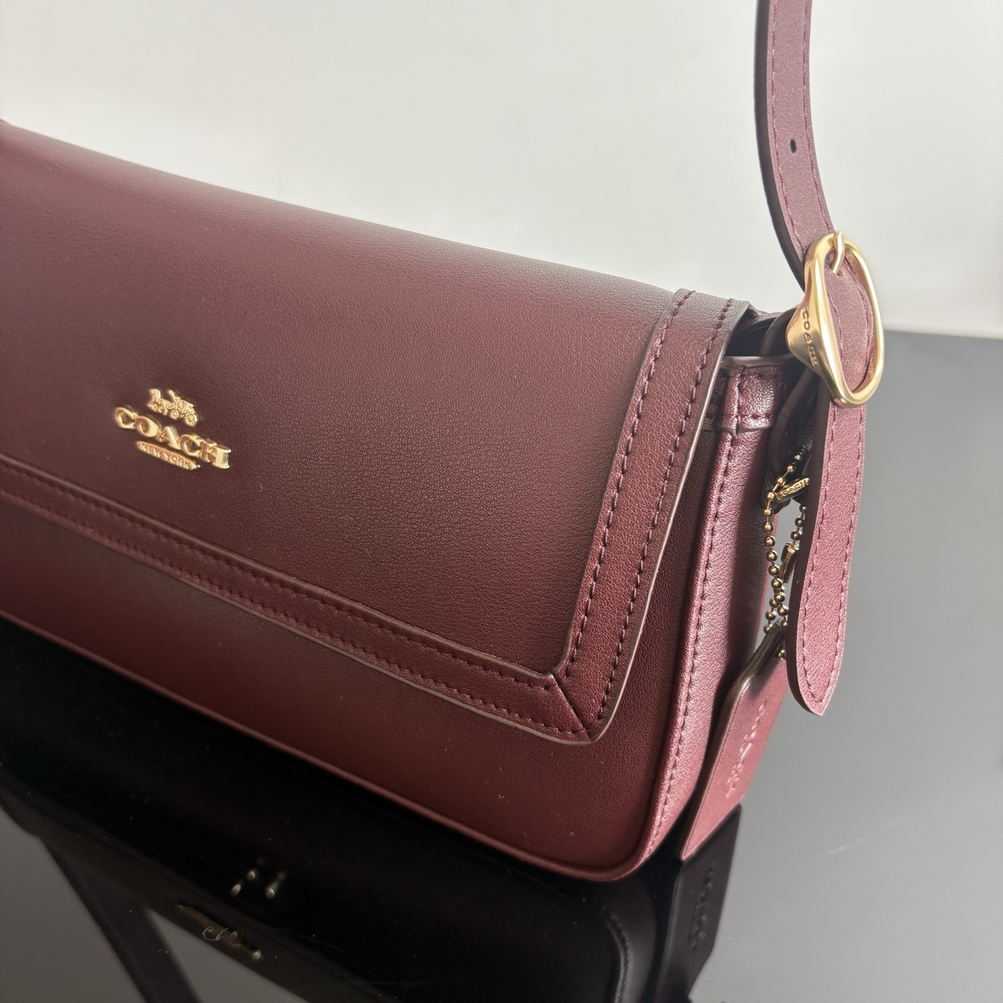 
【新品】COACH/蔻馳奧萊女士ETTA25號翻蓋單肩包腋下包高級通勤 CCV65尺寸25*13.5*6